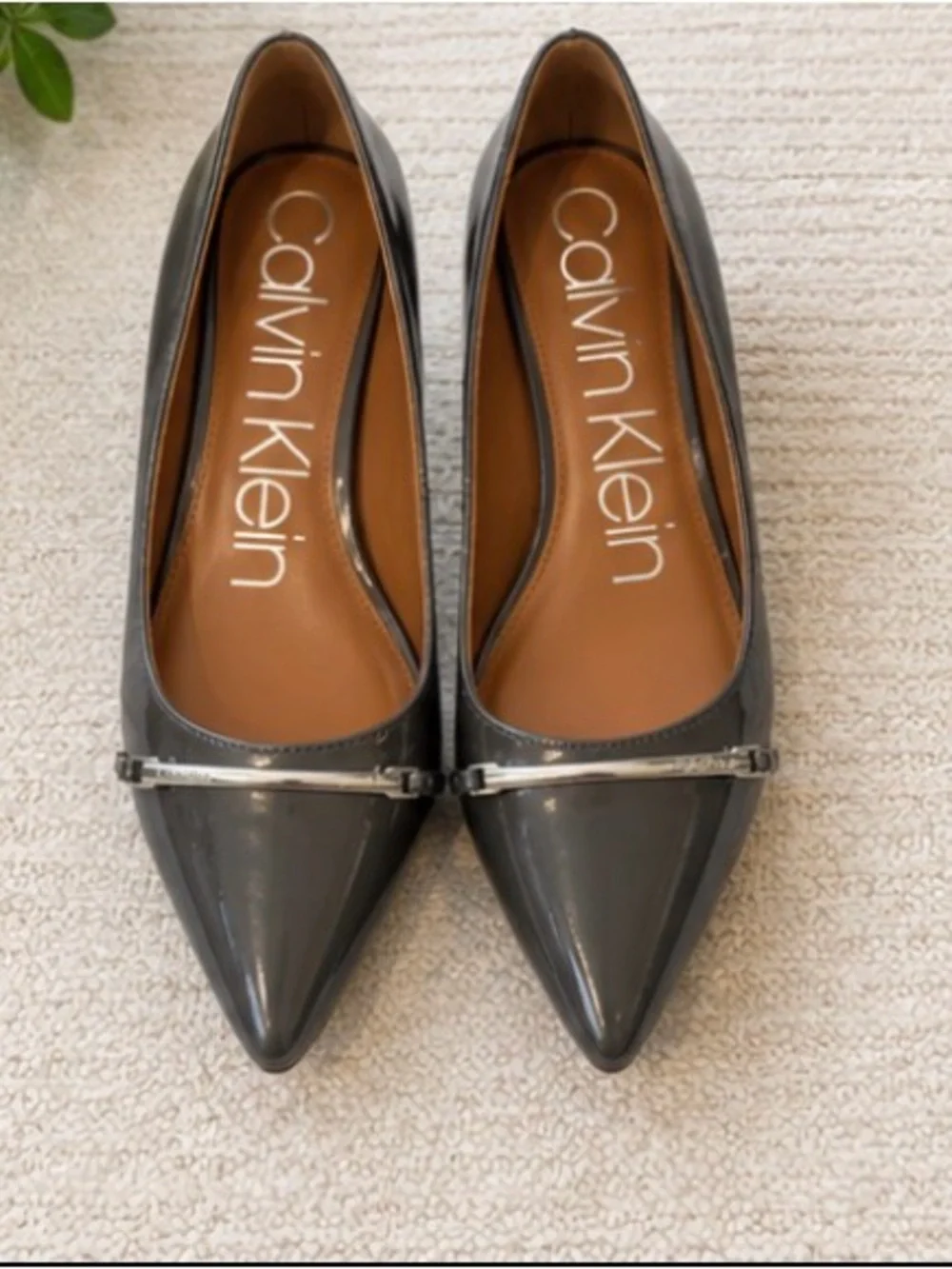 Calvin Klein Grey Patent Leather Pointed Toe Kitten Heels | Women’s Size 8 - Picture 2 of 4